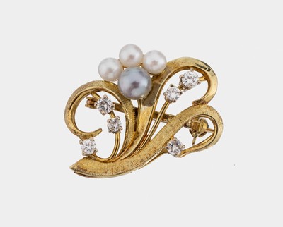 14 kt Gold Brillant-Perl-Brosche, GG 585/000, part. sat., geschwungen, 4 Akoyazuchtperlen, 6 Brillanten zus. ca. 0.44 ct Weiß/si, ca. 2.7 x 2.5 cm, ...