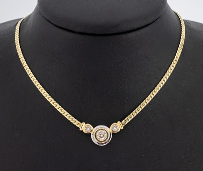 14 kt Gold Brillant-Collier, GG/WG 585/000,schlichte Gestaltung, mittiger Brillant ca. 0.60 ct Braun/p, seitl. 2 Brillanten zus. ca. 0.30 ct ...