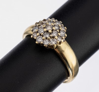 14 kt Gold Brillant-Ring, GG/WG 585/000, runder Ringkopf, Aufbau in mehreren Ebenen, 19Brillanten zus. ca. 1.00 ct (grav.) Weiß-Braun/p, RW 66, ca. ...