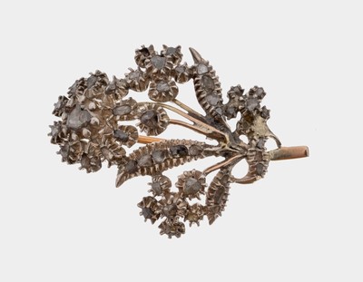 14 kt Gold Diamant-Brosche, um 1890, GG 585/000 gepr., schauseitig zeittyp. Silber, florale Darstellung, Diamantrosen zus. ca. 0.30 ct, 1 Stein ...