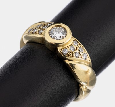 14 kt Gold Brillant-Ring, GG 585/000, mittiger Brillant in Zargenfassung ca. 0.30 ct Weiß/si, 12 Brillanten zus. ca. 0.18 ct Weiß/si, RW 56, ca. ...