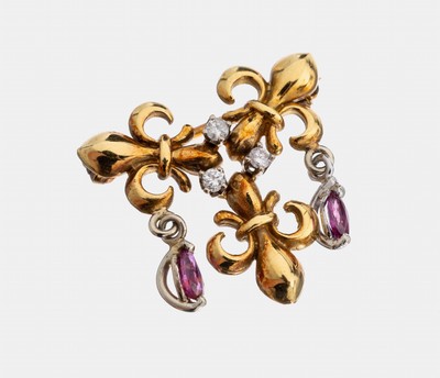 18 kt Gold Brillant-Rubin-Brosche, GG/WG 750/000 gepr., dreipassig, franz. Lilien, 3 Brillanten zus. ca. 0.09 ct Weiß/p, 2 bewegl. in WG gefasste ...