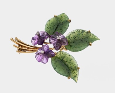 14 kt Gold Veilchenbrosche, GG 585/000, Blätter aus Nephrit geschnitten und grav., Blüten aus geschnittenen Amethysten, Blütenstempel kl. ...