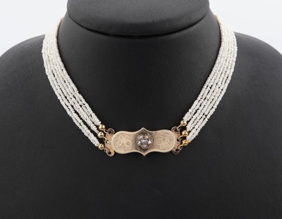 Perl-Collier de Chien mit 14 kt Gold Schließe,um 1900, GG 585/000 gepr., 6-rhg. Flussperlen, Schmuckschließe floral grav., mitkl. Perlen, L. ca. ...