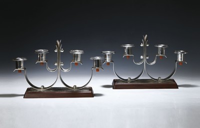 Paar Art-Deco-Leuchter, um 1920-30, Silber, je vier Brennstellen, part. mit Hammerschlagverzierung, Holzsockel, ca. 18x28,5 cm, l. Alters-/Gebr.-sp.