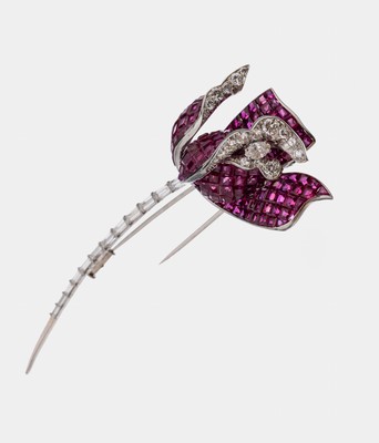 18 kt Gold Rubin-Diamant-Brosche, WG 750/000, plastische Darstellung einer Blüte, 190 Rubin-Carrees und eingeschliffene Rubine zus. ca. 12.0 ct, 18 ...