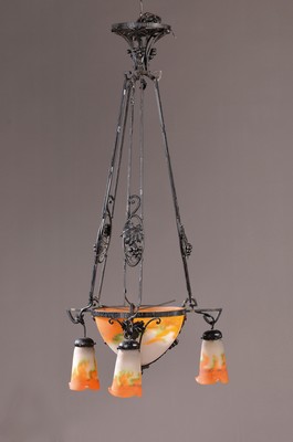 Deckenlampe, Muller Freres Lunéville, Frankreich, um 1910-20, schmiedeeiserne Montur mit Weinlaubdekor, Schale und drei Glocken orangefarbenes, ...