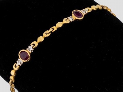 18 kt Gold Rubin-Brillant-Armband, GG/WG 750/000 gepr., 5 ovalfacett. Rubine zus. ca. 2.20 ct, 10 in WG gefasste Brillanten zus. ca. 0.10 ct Weiß/p ...