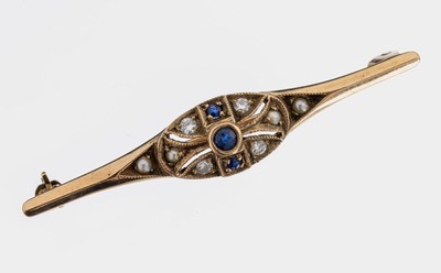 8 kt Gold Saphir-Diamant-Brosche, um 1920, GG 333/000, länglich, ovales Mittelteil, 3 rundfacett. Saphire zus. ca. 0.05 ct, 4 Brillanten zus. ca. ...