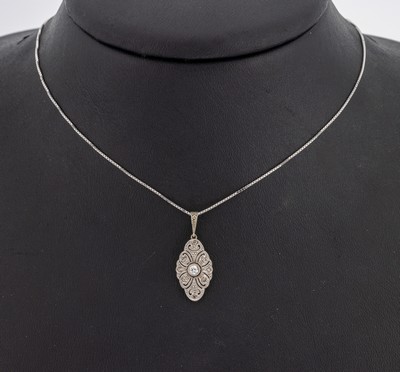 14 kt Gold Diamant-Anhänger, um 1920, GG 585/000, schauseitig Platin, durchbrochen gearbeitet, 1 Brillant und 8 Diamantrosen zus.ca. 0.08 ct ...