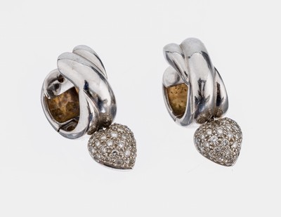 Paar 18 kt Gold Brillant-Ohrcreolen, WG 750/000, schlicht, herzf. Einhänger mit insg. 56 Brillanten zus. ca. 0.28 ct Weiß/si, ca. 12.6 g, ...