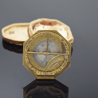 Sonnenuhr mit Kompass im originalen Etui, Deutschland um 1740, vollgrav. Messing- Ausführung, vers. Kompass-Zifferbl., Angabe verschiedener Städte ...