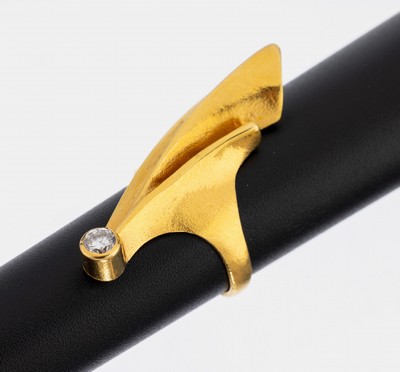 14 kt Gold Brillant-Ring, GG 585/000, außergewöhnliche abstrakte Gestaltung, 1 Brillant ca. 0.20 ct Weiß/vs-si, RW 49, ca. 8.3 g