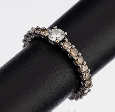 18 kt Gold Brillant-Ring, WG 750/000 geschwärzt, erhaben gefasster Brillant ca. 0.25 ct Weiß/si (min. besch.), 25 Brillanten zus. ca. 1.00 ct ...