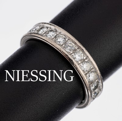 18 kt Gold NIESSING Brillant-Ring, WG 750/000, 22 Brillanten zus. ca. 1.10 ct feinesWeiß-Weiß/vs-si, RW 57, ca. 4.2 g, deutliche Tragespuren