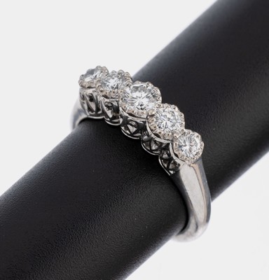 14 kt Gold Brillant-Ring, WG 585/000, 5 Brillanten zus. ca. 0.40 ct Weiß/si, RW 53, ca. 4.1 g