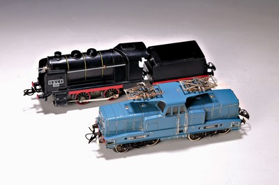 2 Modelleisenbahnen Spur 0, Hornby, Meccano Paris, 2.Hälfte 20.Jh., 1950/60er-Jahre, S.N.C.F, TZB-Elektrolokomotive BB 13001 in blau; ...
