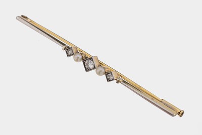 14 kt Gold Diamant-Perl-Brosche, um 1920, GG 585/000, schauseitig WG, 3 Altschliffdiamanten zus. ca. 0.10 ct Weiß/p, 2Perlen, L. ca. 6 cm, ca. 3.4 g