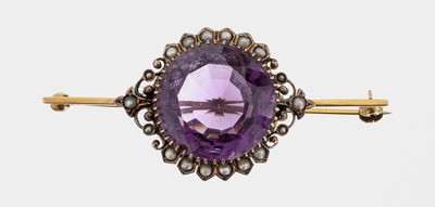 14 kt Gold Amethyst-Perl-Brosche, um 1910, GG 585/000, gr. rundfacett. Amethyst, umgeben von kl. in Silber gefassten Orientperlen, L. ca. 5.5 cm, ...