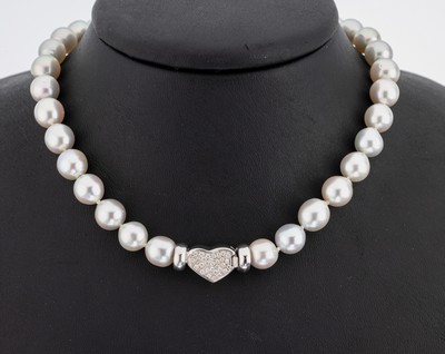 Zuchtperl-Collier mit 14 kt Gold Brillant- Schmuckschließe, WG 585/000 gepr., silbergraue Südseezuchtperlen, D. ca. 8.8 mm, herzf. Kastenschloss ...
