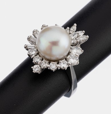 14 kt Gold Perl-Diamant-Ring, WG 585/000, mittig Südseezuchtperle, D. ca. 11.1 mm, 6 Diamant-Navettes, 4 Diamant-Baguettes und 9 Brillanten zus. ...