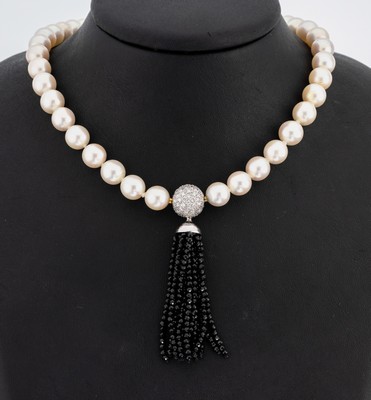 Zuchtperl-Collier mit 18 kt Gold LEO WITTWER Brillant-Onyx-Schmuckschließe, WG/GG 750/000, Südseezuchtperlen, D. ca. 8.9 mm, Kugelschließe mit ...