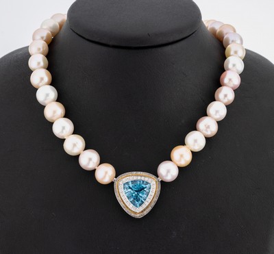 Zuchtperl-Collier mit 18 kt Gold Topas -Brillant-Schmuckschließe, WG/GG 750/000 gepr., Südseezuchtperlen in versch. Farbnuancen, D. ca. 10.7 mm, ...