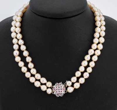 Zuchtperl-Collier mit 18 kt Gold Schließe, WG 750/000, 2-rhg. Akoyazuchtperlen, D. ca. 7 mm, Kastenschloss mit kl. rundfacett. Rubinen,L. ca. 37.5 ...
