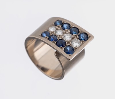 18 kt Gold Saphir-Brillant-Ring, WG 750/000sat., außergewöhnliche Gestaltung, 8 rundfacett. Saphire zus. ca. 0.40 ct, 4 Brillanten zus. ca. 0.32 ...