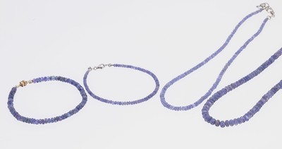Tansanit-Konvolut, best. aus: 3 Collier, L.2 x 41 cm 1 x 45 cm, Karabinerschließen, und 5 Armbänder, 3 x 21 cm mit Magnetschließen, 2 x 20 cm ...