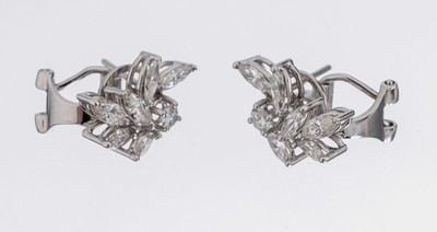 Paar 18 kt Gold Diamant-Ohrstecker, WG 750/000, 12 Diamantnavettes und 2 Brillanten zus. ca. 2.0 ct feines Weiß/vs, ca. 5.8 g