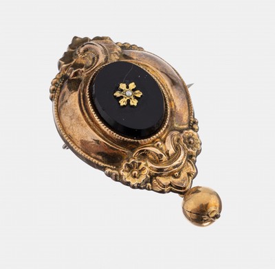 Biedermeier Brosche, um 1840, Silber verg.,hohl gearbeitet, mittig ovaler Onyx, bewegl. Kugelabhängung sek., auch als Anhänger tragbar, rs. ...