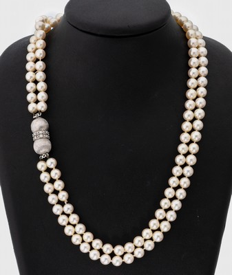 Zuchtperl-Collier mit 14 kt Gold Brillant- Schmuckschließe, WG 585/000, 2-rhg. Akoyazuchtperlen, D. ca. 7.2 mm, Steckschließemit Brillanten zus. ...