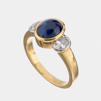 18 kt Gold Saphir-Diamant-Ring, GG/WG 750/000, ovaler Saphir-Cabochon ca. 1.50 ct, 2ovale Diamanten zus. ca. 0.30 ct Weiß/si, RW 57, ca. 7.2 g