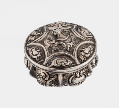 Kleine Silberdose, um 1860, Silber gepr., Barockstil, mit Voluten und Rocaillen, Deckel mit Frauenkopf, aufwendige Handarbeit, D. ca. 5 cm