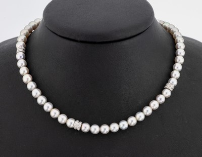 18 kt Gold Brillant-Zuchtperl-Collier, WG 750/000, silbergraue Akoyazuchtperlen, D. ca. 6.3 mm, Zwischenglieder mit Brillanten zus. ca. 2.50 ct ...