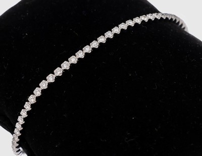 14 kt Gold Brillant-Armband, WG 585/000, 66Brillanten zus. ca. 2.78 ct feines Weiß -Weiß/vs-si, L. ca. 18.3 cm, Kastenschloss mit2 ...