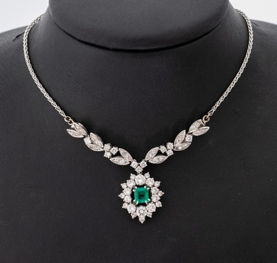 18 kt Gold Smaragd-Diamant-Collier, WG 750/000, Mittelteil mit bewegl. Abhängung, mittig Smaragd im Treppenschliff ca. 1.0 ct, 42 Brillanten und 13 ...