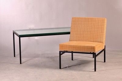 4 Sessel und ein Tisch, Thonet, Entw. Eddie Harlis (1928-1985), Vierkantstahl -Gestell schwarz lackiert, Sitz und Rückenlehne mit sandfarben ...