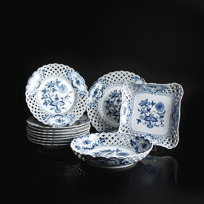 Dessertservice/8 Dessertteller und 3 Schalen, Meissen, Zwiebelmuster, 1880-1924, Porzellan, teilweise 2. Wahl, best. aus 8 Dessertteller D. 21 cm ...