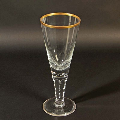 Großes Pokalglas, wohl Böhmen, um 1900, farbloses Glas, geschliffener Fuß, eingestochene Luftblasen, Goldrand l. berieben, H. ca. 28 cm