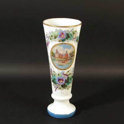 Große konische Vase, wohl Frankreich, 2. Hälfte 19. Jh., Milchglas mit Blumenmalerei, in Medaillon Schloßdarstellung im Umdruckverfahren, ...