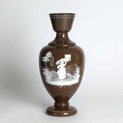 Balustervase, wl. Frankreich, um 1890,, opak-braunes Glas, weiße Emailbemalung, elegante Magd mit Korn, Goldrand, H. ca. 33.5 cm, B. ca. 13 cm, l. ...