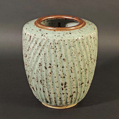 Vase, Kunstkeramik von Bernd Schnörpel, Steinzeug, gräuliche Glasur mit braunen Einsprengelungen, godronierter Korpus, H. ca. 23.5 cm, B. ca. 20 ...
