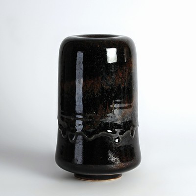Vase, Horst Kerstan, Kunstkeramik, hohe Vase mit nach innen gezogenem Rand, braune Laufglasur, am Boden gemarkt K im Kreis, H. ca. 23.5 cm, B. ...