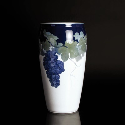 Große Vase, Royal Copenhagen, Astrid Richter, 1901, Jugendstil, Porzellan, Unterglasurbemalung in Grün- und Blautönen, Weintrauben mit Frucht und ...