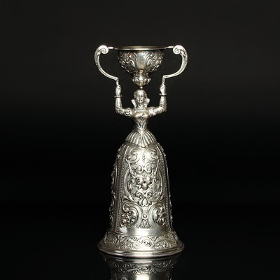 Hochzeitsbecher, wohl Hanau um 1900, 800er Silber, in Form einer Braut, die einen Becher über ihren Kopf hebt, aufwendig verziert mit Rocaillen und ...