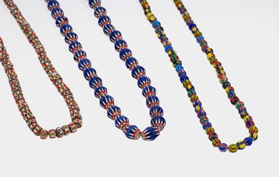 Konvolut 3 Glasketten, Indien um 1960/70, 1x ovale Glasglieder in versch. Farben, L. ca.62 cm; 1 x runde Glasglieder in versch. Farben, L. ca. 60 ...