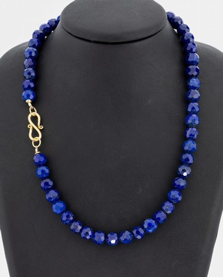 Lapislazulicollier, S-Schließe Silber vergoldet, facett. Lapislazuli-Kugeln D ca. 8.7 - 9.3 mm, L. ca. 46 cm