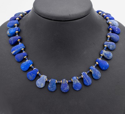 Ausgefallenes Lapislazuli-Collier, S-Schließe und Zwischenmonturen Silber vergoldet, facett. Lapislazuli und Rondelle, kl. ...